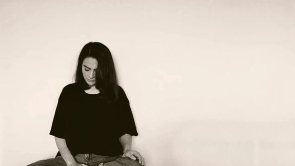 هیوا سیفیزاده، خواننده زن ایرانی، هنگام اجرا در تهران بازداشت و «عمارت روبهرو» تعطیل شد