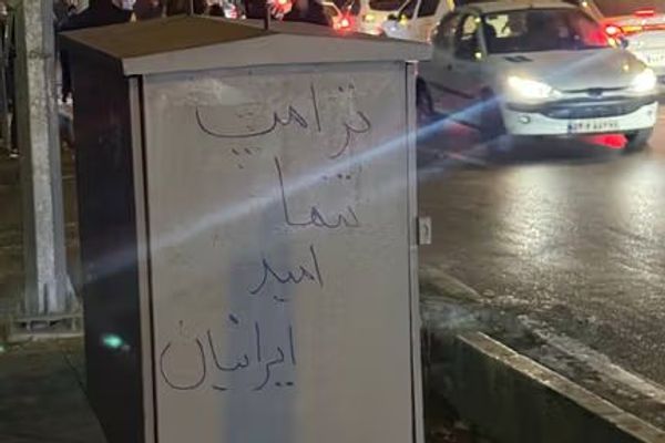 "ذا أتلانتيك": احتمال سقوط حكم خامنئي أصبح واقعيًا في ظل انهيار النظام داخليًا وخارجيًا