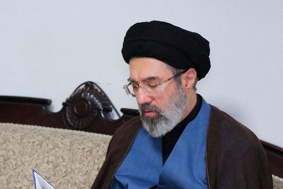 مجلس خبرگان زیر فشار سپاه پاسداران، مجتبی خامنهای را بهعنوان رهبر بعدی انتخاب کرد