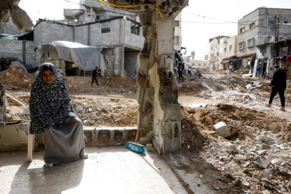 یک زن فلسطینی در میان ویرانههای به جا مانده از درگیریها در طولکرم، کرانه باختری، ششم دی