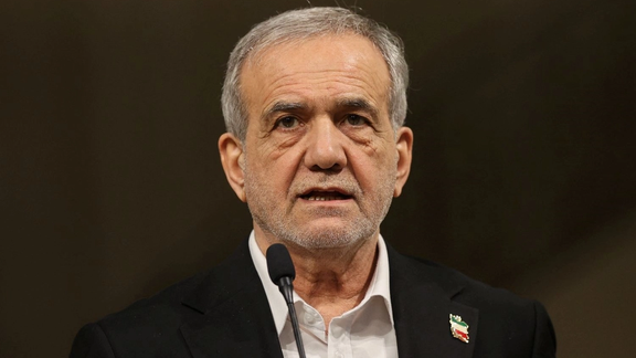 الرئيس الإيراني يطلب من وزراء حكومته تفويض صلاحياتهم إلى نوابهم ومديريهم