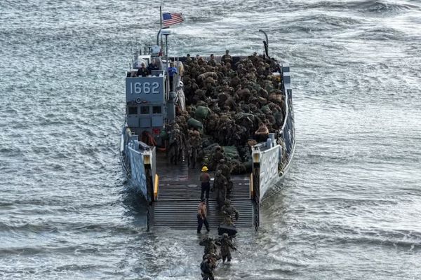 والاستریت ژورنال: ۲۲۰۰ تفنگدار دریایی آمریکا با قابلیت تصرف جزایر، در راه خاورمیانهاند