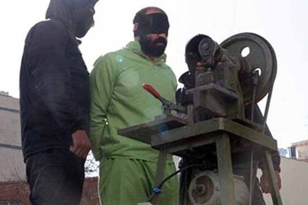 السلطات الإيرانية تعلن تنفيذ حكم قطع يد شخصين في سجن أصفهان المركزي بتهمة السرقة