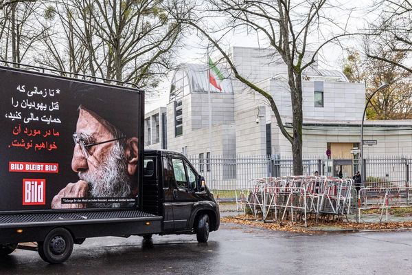 Bild Places Sign Condemning Anti-Semitism Outside Iran’s Embassy