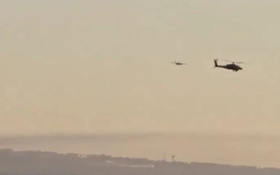 بالگرد ارتش اسرائیل در کنار پهپادی پرتابشده از لبنان- ۱۹ اکتبر