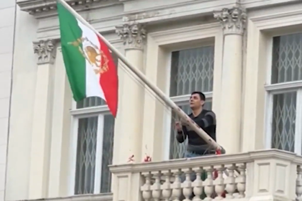 ترامپ خبر برافراشتن پرچم شیر و خورشید بر فراز سفارت تهران در لندن را بازنشر کرد