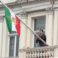 ایرانیان پرچم شیر و خورشید را در سفارتخانههای جمهوری اسلامی در چند کشور برافراشتند