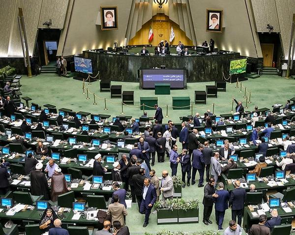 نواب البرلمان الإيراني يوافقون على مراجعة قانون الحجاب وإقراره دون التصويت في جلسة عامة