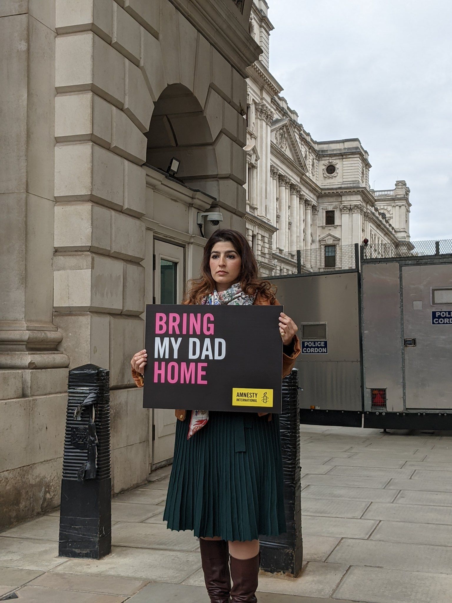 تحصن دختر مراد طاهباز در مقابل وزارت خارجه بریتانیا؛ فارس: هفت میلیارد دلار کم است