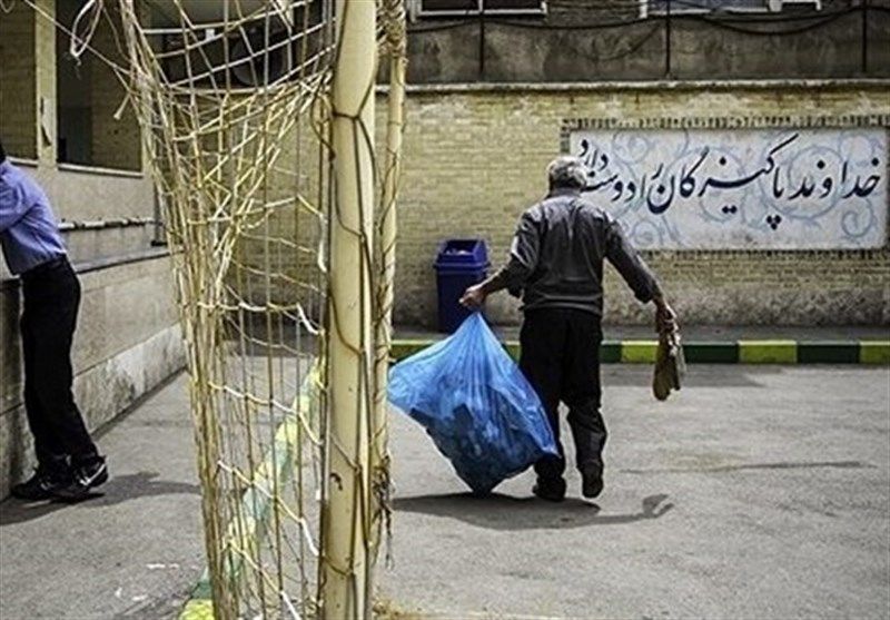 روزنامه اعتماد: برخی مدارس، والدین را به‌خاطر نداشتن شهریه مجبور به نظافت مدرسه کردند