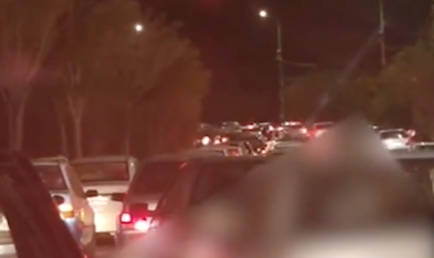 تجمع مردم مقابل زندان دستگرد اصفهان در اعتراض به احکام اعدام سه معترض