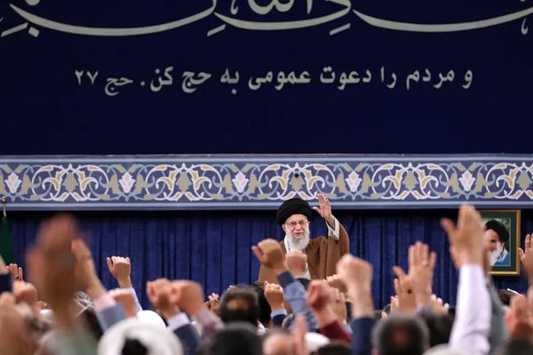 Khamenei Politicizes Hajj Again, Calls for Global Dissociation from Israel