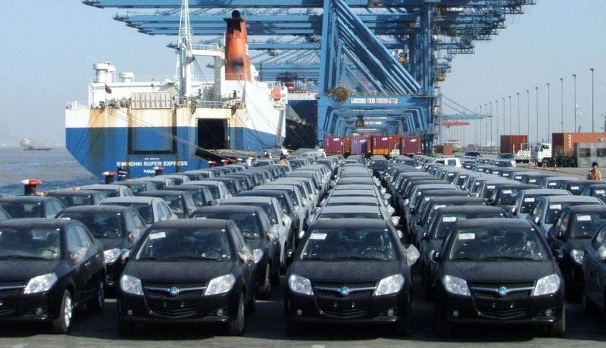 Imported cars in a southern Iranian port  (file photo)