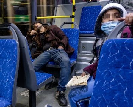 عضو شورای شهر تهران: افراد اتوبوسخواب معتاد نیستند، بلکه پول اجارهخانه ندارند