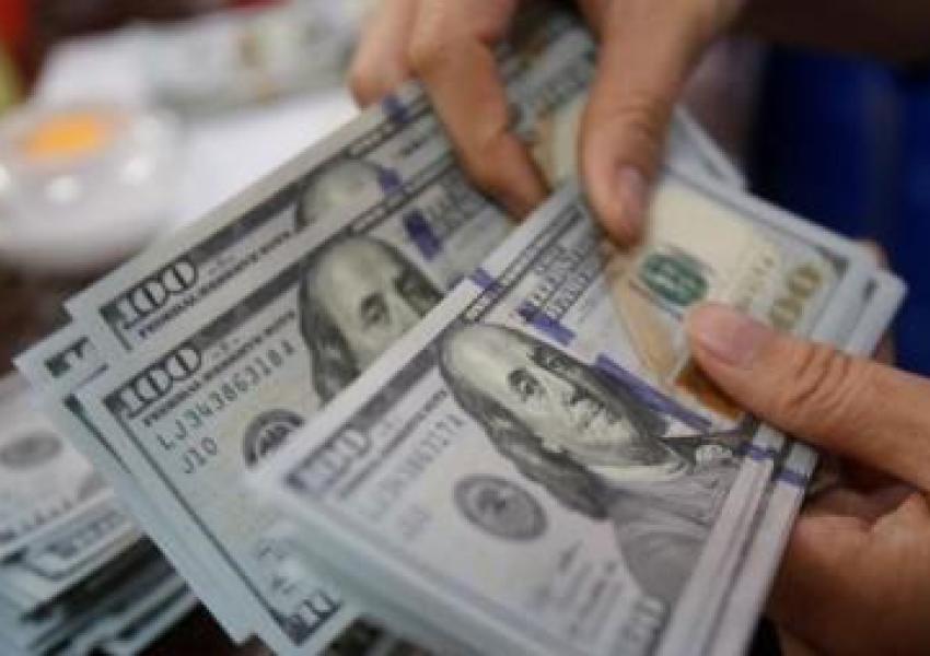 US Dollar Rises Above 400,000 Iranian Rials, Signaling New Crisis