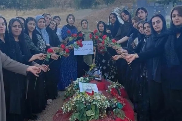 گروهی از زنان و خانواده نیلوفر مجاوری بر مزار او خشونت و قتل او را محکوم کردند