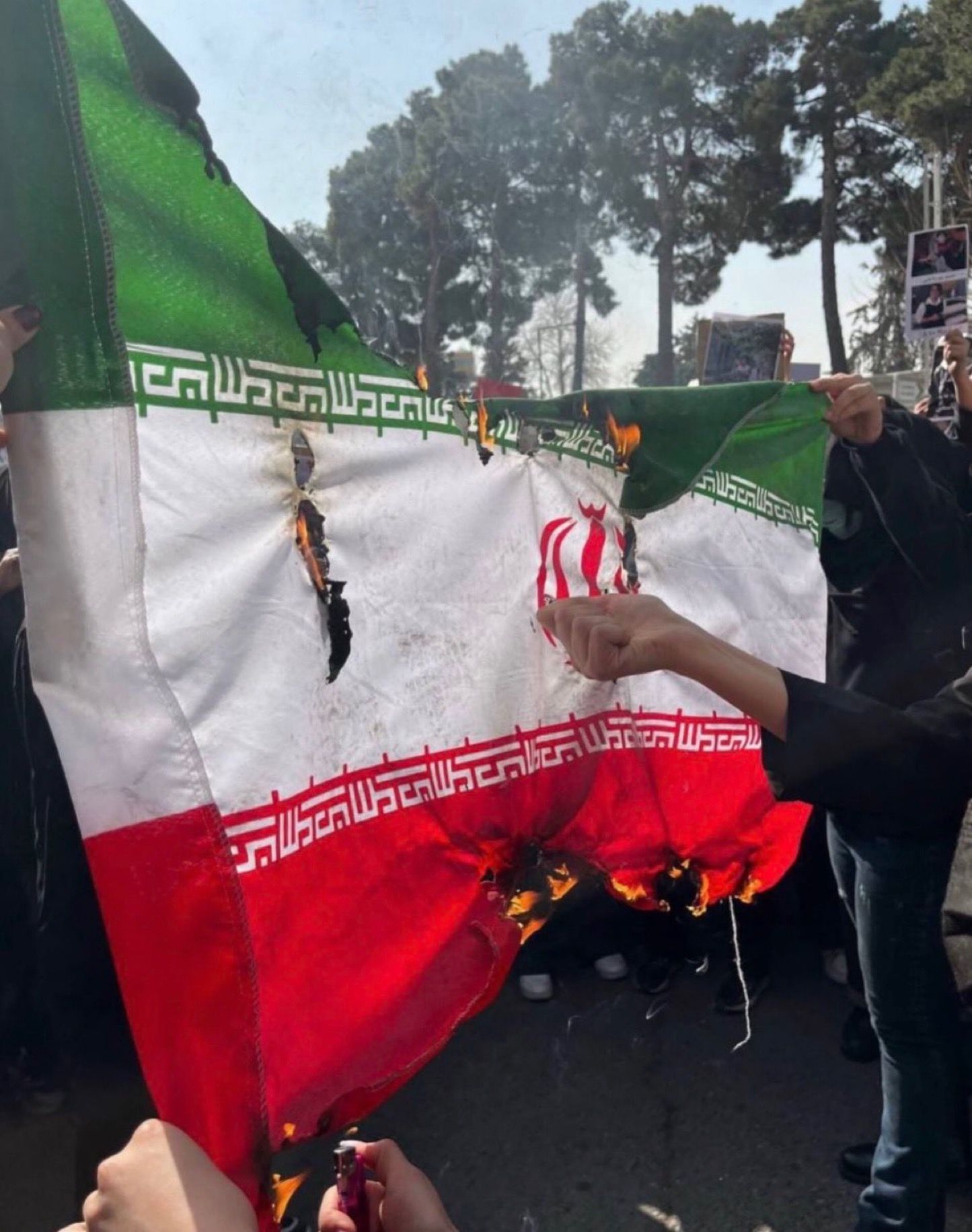 دانشجویان پرچم جمهوری اسلامی را آتش زدند؛ مرحله‌ای تازه در گسست ملت از حکومت