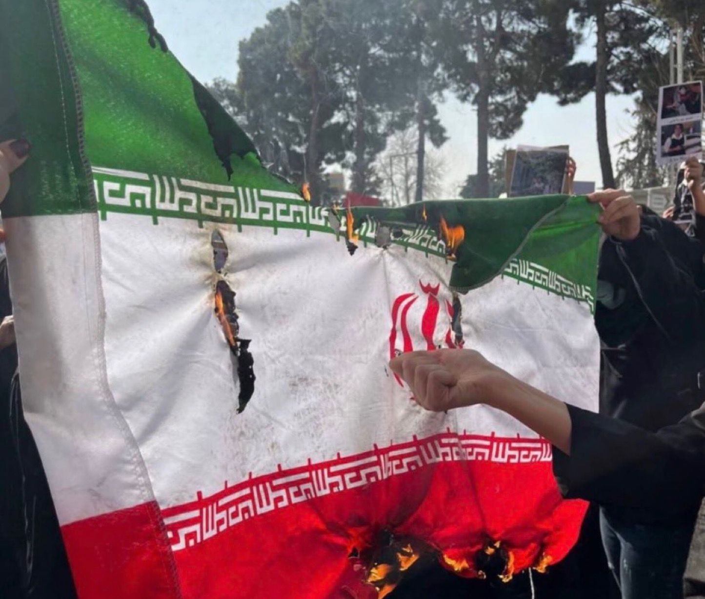 دانشجویان پرچم جمهوری اسلامی را آتش زدند؛ مرحلهای تازه در گسست ملت از حاکمیت