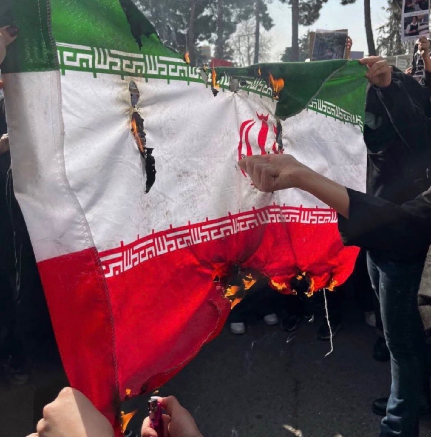 الطلاب يحرقون علم "الجمهورية الإسلامية".. مرحلة جديدة في اتساع الفجوة بين الشعب والنظام