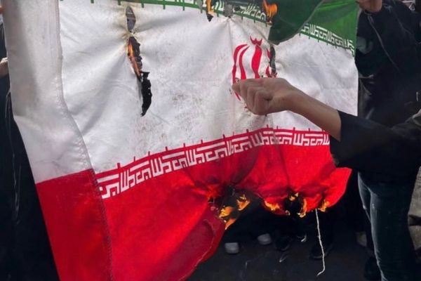 الطلاب يحرقون علم "الجمهورية الإسلامية".. مرحلة جديدة في اتساع الفجوة بين الشعب والنظام