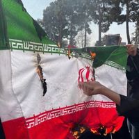 دانشجویان پرچم جمهوری اسلامی را آتش زدند؛ مرحلهای تازه در گسست ملت از حکومت