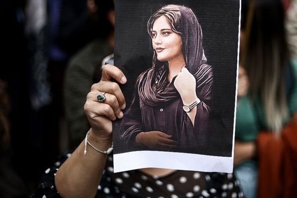 7 سجينات إيرانيات يهتفن بـ"الموت للديكتاتور" في ذكرى مقتل مهسا أميني