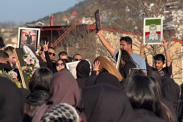 الإيرانيون يحيون ذكرى الأربعين لضحايا الاحتجاجات بعصيانٍ حزين وشعارات مناهضة للنظام