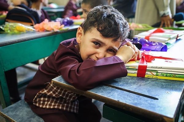 دراسة حديثة: مناهج التعليم الابتدائية في إيران "مزدحمة" وتؤدي إلى تعلم "سطحي ومتسرع"