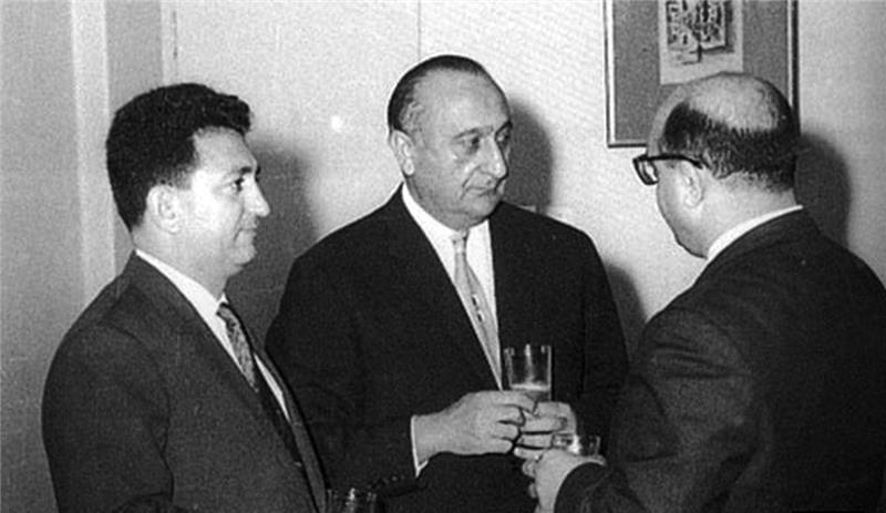 مئیر عزری، سمت چپ در کنار ارتشبد نصیری، رئیس ساواک، نفر وسط و جکوب نمرودی