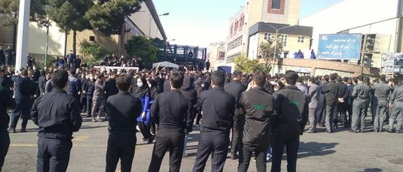 Striking workers of the Crouse Company, Iran’s largest automobile parts manufacturer, on November 19, 2022
