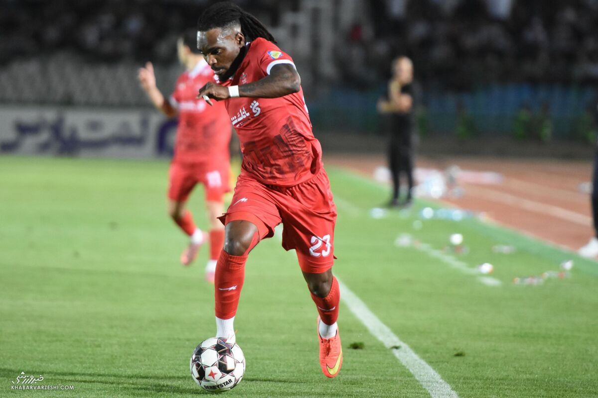 در شب بازی با ذوب‌آهن؛ وحید هاشمیان، تیوی بیفوما را از لیست پرسپولیس خط زد