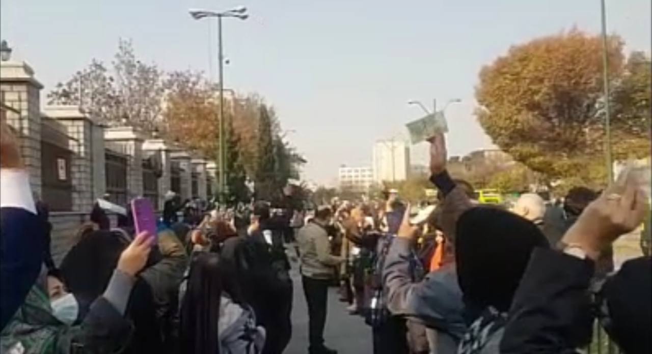 فرهنگیان بازنشسته مقابل مجلس تجمع کردند