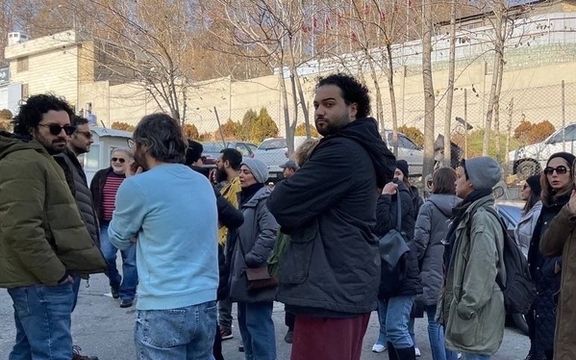 گروهی از سینماگران برای سومین روز در حمایت از ترانه علیدوستی مقابل اوین تجمع کردند