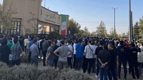 طالب عراقي يتحرش بزميلته الإيرانية في جامعة همدان ويثير احتجاجات طلابية