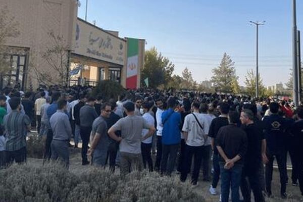 طالب عراقي يتحرش بزميلته الإيرانية في جامعة همدان ويثير احتجاجات طلابية