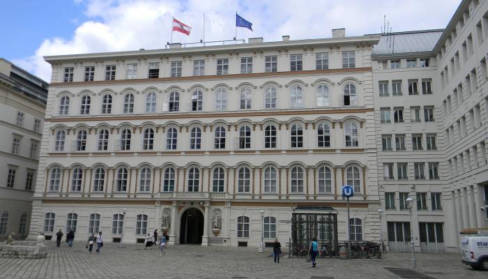 طهران تستدعي القائم بالأعمال النمساوي عقب اتهامات بسعيها للتسلح النووي