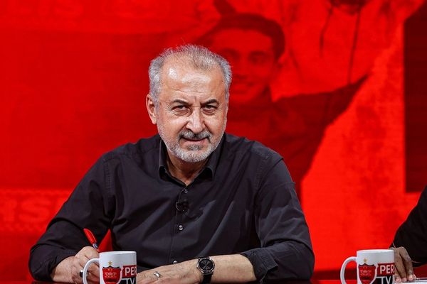 تجمع هواداران پرسپولیس در مقابل بانک شهر برای برکناری رضا درویش