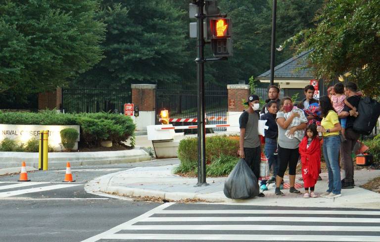 فرماندار تگزاس ۵۰ پناهجو را با اتوبوس به مقابل منزل معاون بایدن در واشینگتن فرستاد