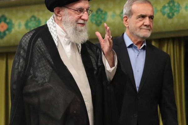 علی خامنهای: پزشکیان پر تلاش است و از او حمایت کنید
