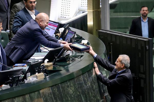 في محاولة لإخماد الاحتجاجات.. برلمان إيران يقرّ الخطوط العامة للموازنة مع "إصلاحات محدودة"