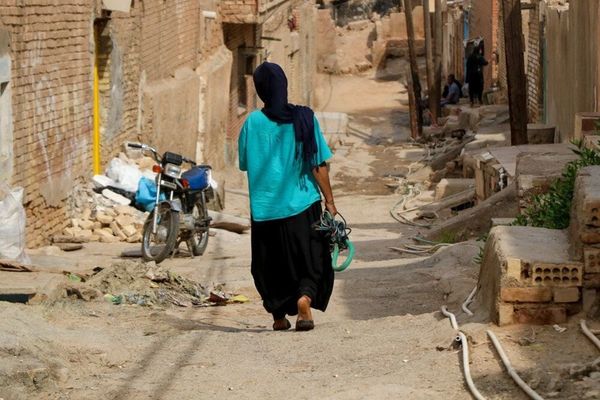 يستخدمن أقمشة بالية.. "هم میهن": الدورة الشهرية تتحول إلى كابوس للنساء الفقيرات في إيران
