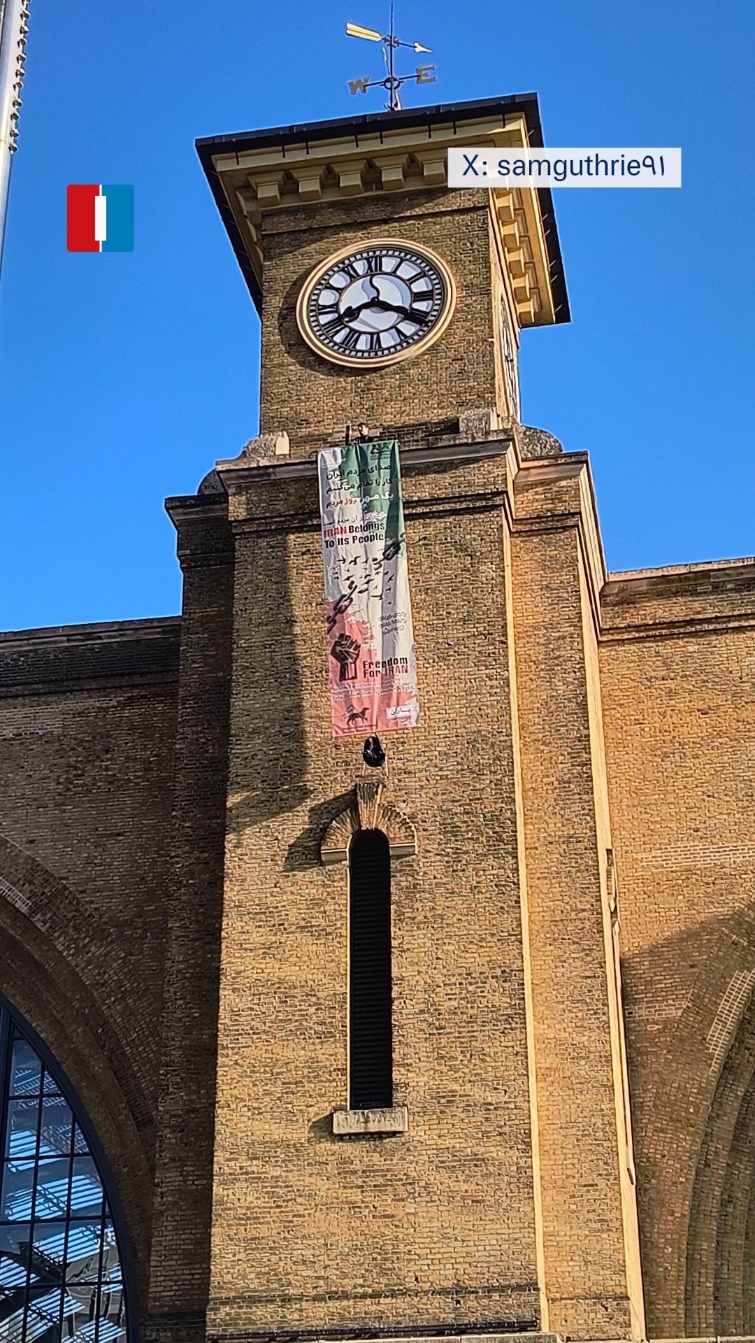 معترض ایرانی پرچم «آزادی برای ایران» را از برج ساعت یک ایستگاه لندن آویخت