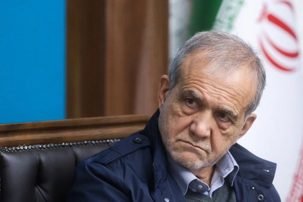 تضخم بنسبة 180 % في الطريق.. البنك المركزي الإيراني يحذّر بزشكيان من انهيار اقتصادي وشيك