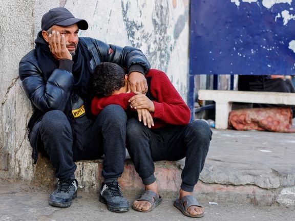 دو فلسطینی در نزدیکی بیمارستان ابو یوسف النجار، رفح، ۲۹ بهمن
