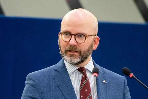 عضو پارلمان اروپا: ایرانیان مقابل ملایان قاتل ایستادهاند، اروپا در سمت درست تاریخ بایستد