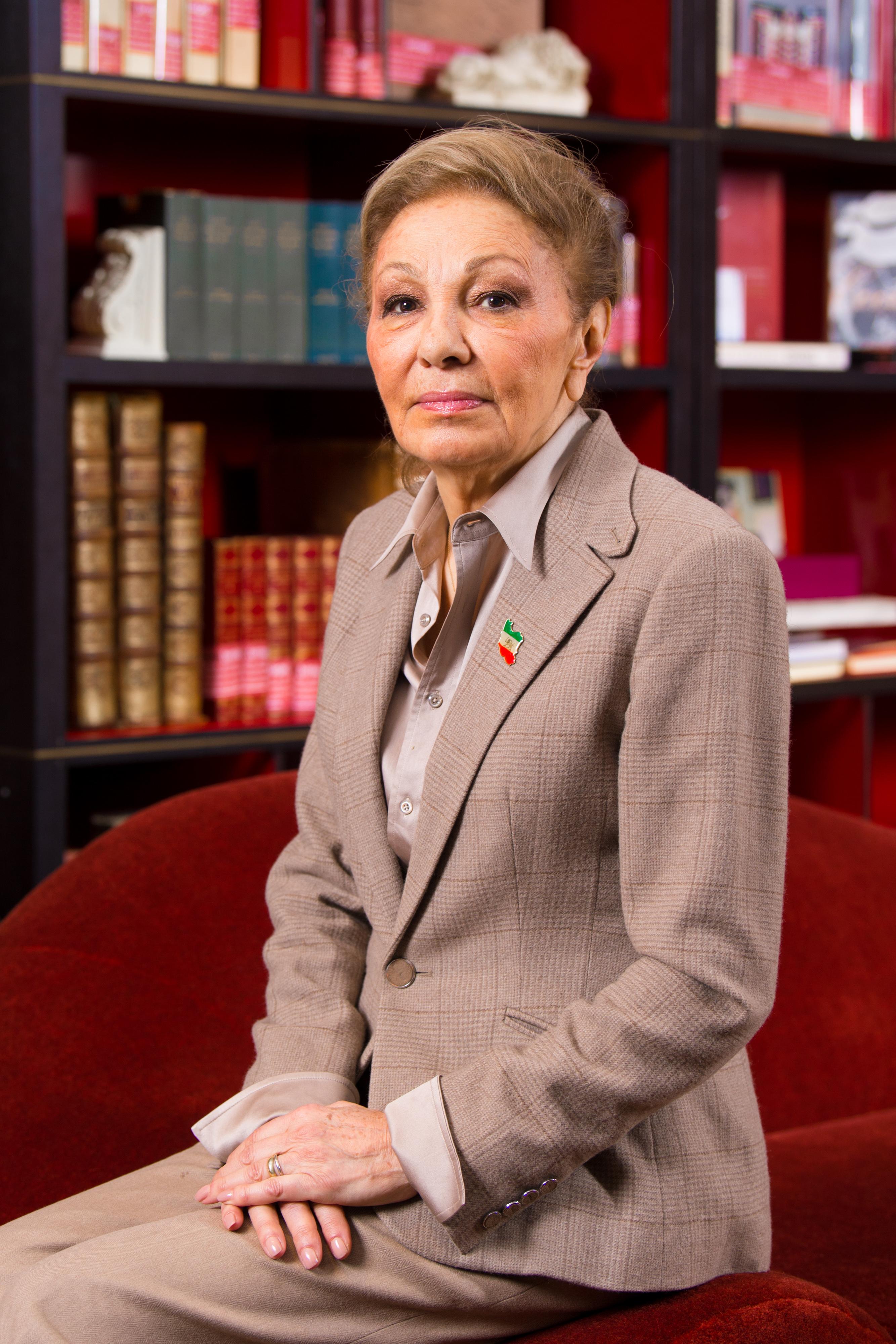 شهبانو فرح پهلوی پس از تکمیل روند درمان از بیمارستان مرخص شد