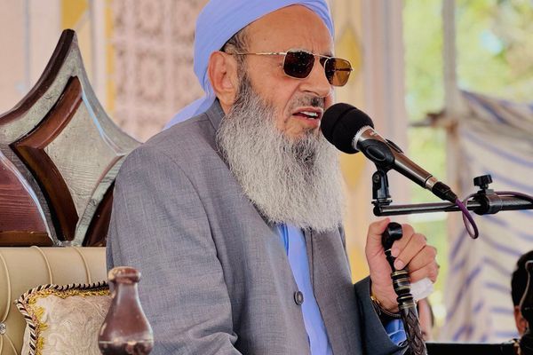 إمام أهل السنّة في زاهدان إيران: لا يجوز لعناصر الأمن الاعتداء على المحتجين