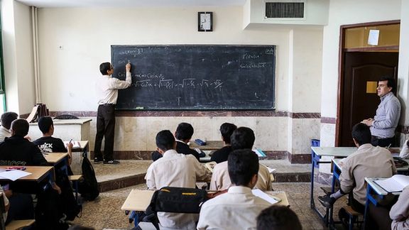 رییس مرکز پژوهشهای مجلس: امسال با کمبود ۱۷۶ هزار معلم مواجهیم