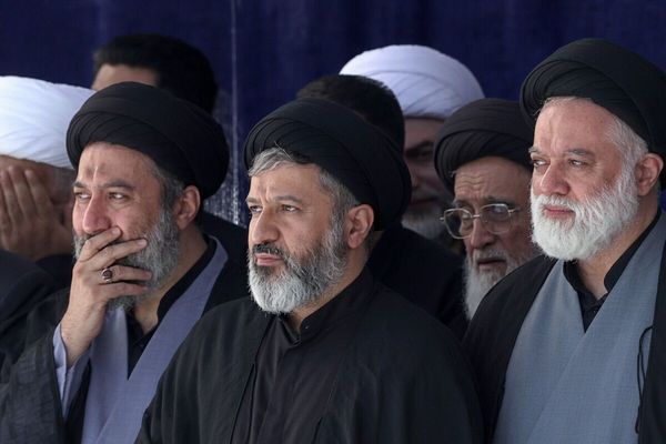 أبناء خامنئي يظهرون لأول مرة في مراسم عامة بعد وفاته