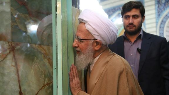 جوادی آملی، مرجع تقلید: زیارت کردن و بوسیدن در حرم برای همه مردم است
